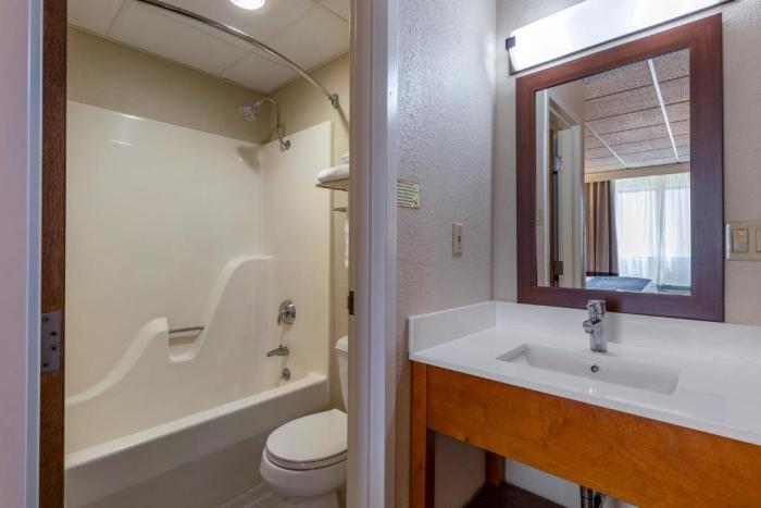 Comfort Inn & Suites Gateway To Glacier National Park Shelby Room photo