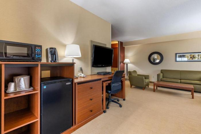 Comfort Inn & Suites Gateway To Glacier National Park Shelby Room photo