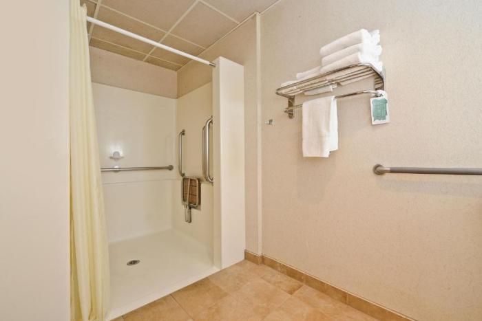 Comfort Inn & Suites Gateway To Glacier National Park Shelby Room photo