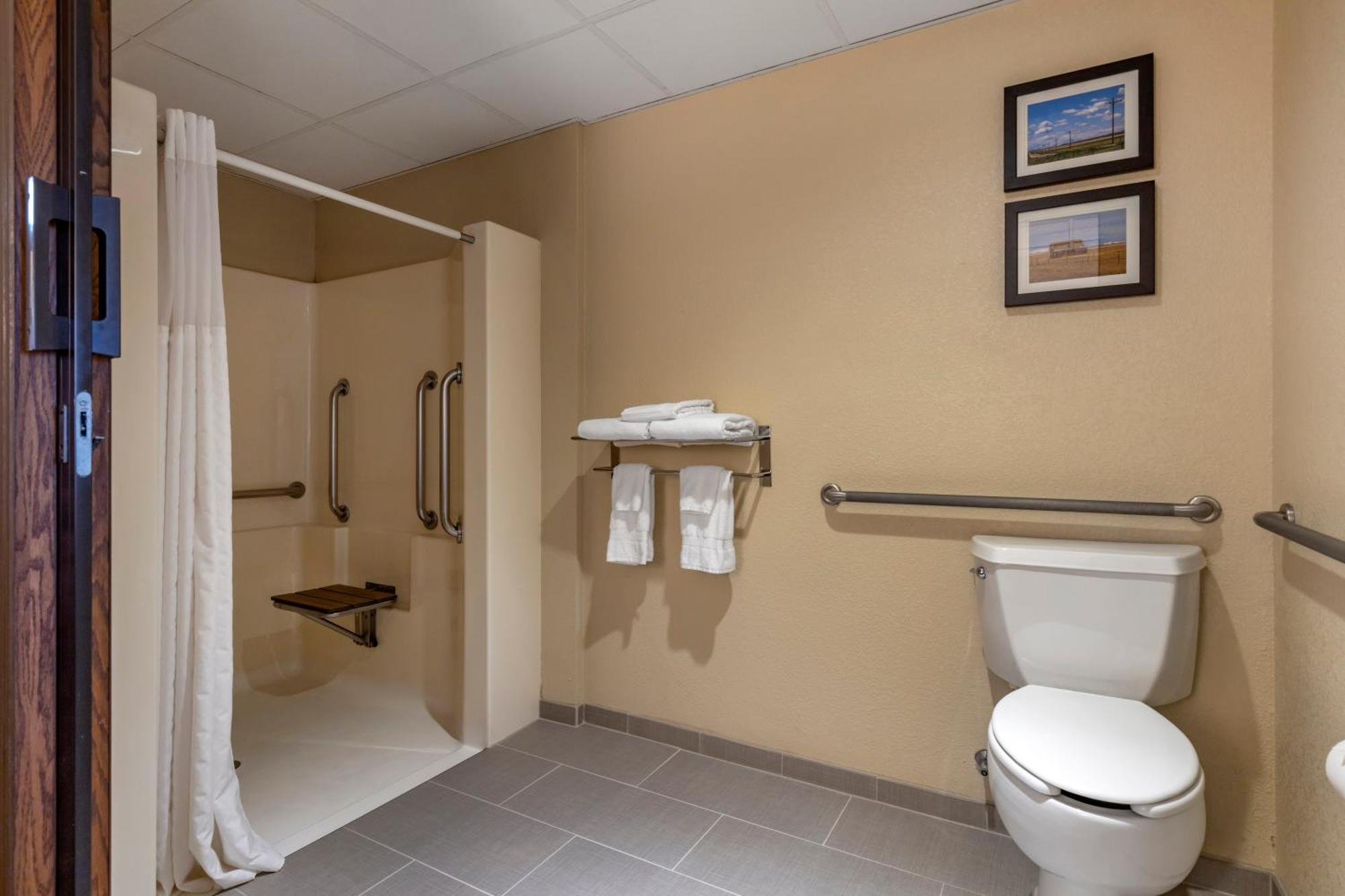 Comfort Inn & Suites Gateway To Glacier National Park Shelby Exterior photo